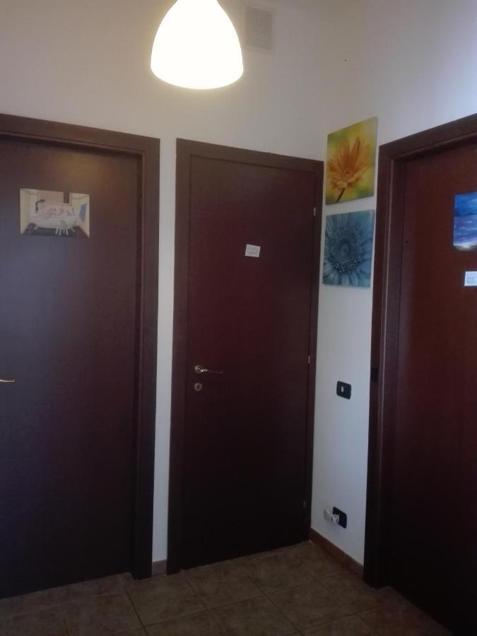 A Santy'S Roomsbagno Condiviso Shared Both2Piano No Lift No Shuttle -No Pasti No Meal,- A Pagamento Air Condit For A Fee Extra Bed For A Fee-Letto Extra A Pagamento -3 Minuti A Piedi Da Bus Per Fiera Di Roma Fiumicino Exterior photo