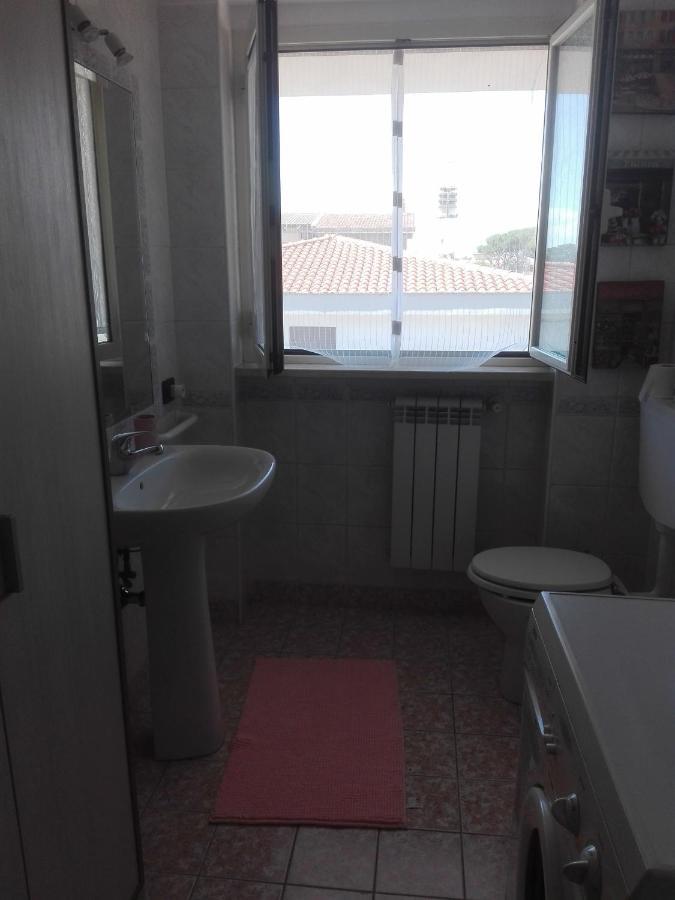 A Santy'S Roomsbagno Condiviso Shared Both2Piano No Lift No Shuttle -No Pasti No Meal,- A Pagamento Air Condit For A Fee Extra Bed For A Fee-Letto Extra A Pagamento -3 Minuti A Piedi Da Bus Per Fiera Di Roma Fiumicino Exterior photo