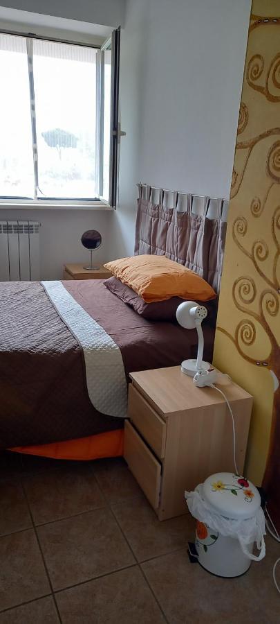 A Santy'S Roomsbagno Condiviso Shared Both2Piano No Lift No Shuttle -No Pasti No Meal,- A Pagamento Air Condit For A Fee Extra Bed For A Fee-Letto Extra A Pagamento -3 Minuti A Piedi Da Bus Per Fiera Di Roma Fiumicino Exterior photo