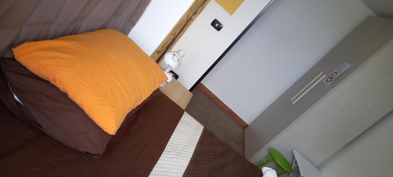 A Santy'S Roomsbagno Condiviso Shared Both2Piano No Lift No Shuttle -No Pasti No Meal,- A Pagamento Air Condit For A Fee Extra Bed For A Fee-Letto Extra A Pagamento -3 Minuti A Piedi Da Bus Per Fiera Di Roma Fiumicino Exterior photo